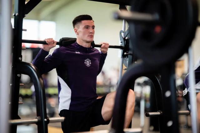 酷玩直播-7400万水货？曼联锋霸靠NFL特训踢疯了，名宿排队公开道歉！